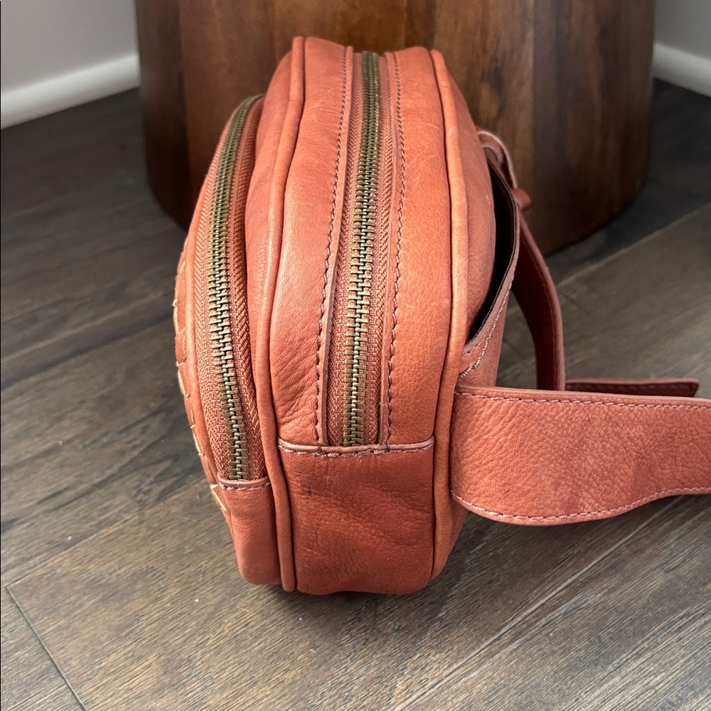 BORN Millport Woven Genuine Leather Crossbody/Belt Bag,2 zip top,inside zip - Picture 6 of 14